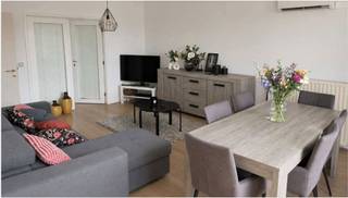 <strong>Ruim en lichtrijk appartement op de derde verdieping, ideaal gelegen met een uitstekende bereikbaarheid.</strong><br />Derde verdieping: Ruime inkomhal, WC, berging / wasplaats, living met open keuken en terras.<br />2 ruime slaapkamers en badkamer voorzien van dubbele lavabo en bad met douche.<br />Verdieping -1: 1 autostaanplaats en ruime kelder.<br />Extra informatie: Airco aanwezig in de living.