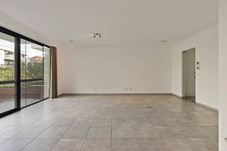 Op zoek naar hedendaags comfort op een rustige ligging? Dit prachtige gelijkvloersappartement, gelegen aan de Jozef De Vleminckstraat 8 in Strombeek, biedt alles wat u nodig heeft voor aangenaam en energiezuinig wonen.<br /><br />Het appartement maakt deel uit van een recent gebouw uit 2021 en werd afgewerkt met oog voor kwaliteit en comfort. U komt binnen in een lichtrijke, open leefruimte met een volledig uitgeruste keuken.<br /><br />Het appartement beschikt over:<br />- 2 slaapkamers<br />- Een moderne badkamer met inloopdouche<br />- Een praktische aparte berging<br />- Een apart toilet<br />- Vloerverwarming voor optimaal wooncomfort<br />- Een ruim terras<br /><br />Kortom, een instapklare en energiezuinige woonoplossing op een gunstige locatie, vlakbij invalswegen, winkels en openbaar vervoer.<br /><br />Interesse? Neem vandaag nog contact op voor een bezoek en ontdek zelf de troeven van dit prachtige appartement!