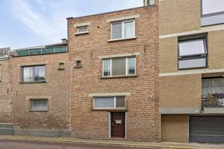 <p>Op de Naamsesteenweg bieden we u een woonhuis aan. Het pand is centraal gelegen, Vlakbij de Leuvense binnenstad en het station van Heverlee, het Heilig Hartinstituut, UCLL campus Proximus, KU Leuven campus Arenberg, Imec, winkels, openbaar vervoer .....</p><p>Dit pand omvat op heden een Handelsgelijkvloers, een gemeubeld duplex appartement. Gemeenschappelijk is er een fietsenstalling (via een achteringang), berging, huisvuilsorteerplaats en technische ruimte. Voor 1 wagen is er een garagebox voorzien, deze is gelegen in de Groenstraat aan de achterzijde van het pand ter hoogte van nummer 253 in residentie "Idefix", het pand is vooraan en achteraan te betreden. Deze garage is optioneel aan te kopen.</p><p>Het pand werd volledig gerenoveerd en beschikt over een mooi EPC A-label.<br />Interesse? Vraag meer info of plan uw bezoek, neem contact op via mail jacky@connect-immo.be of bel 0495 53 46 49.</p><p>EPC 84 kWh/m² - Label A - UC: 2856541<br />Wg-Gdv-Gvkr-Gvv</p>