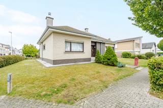 <p>[[ DIT PAND NEEMT DEEL AAN DE ERA OPEN HUIZEN DAG OP 19/9 VAN 16:00 TOT 17:00 ]]</p>

<p>Deze bungalow is gelegen in een aangename residentiële wijk en biedt een praktische indeling met alle belangrijke leefruimtes op één niveau. De woning beschikt bovendien over een <strong>inpandige garage en een grote tuin</strong>, wat zorgt voor extra comfort en mogelijkheden.</p>

<p>Via de inkomhal komt u in de leefruimte, die rechtstreeks toegang biedt tot de keuken en de veranda. Daarnaast beschikt de woning over twee slaapkamers en een badkamer. De inpandige garage zorgt voor een handige parkeergelegenheid en extra bergruimte. De woning wordt verwarmd via centrale verwarming op stookolie.</p>

<p>De grote tuin vormt een aangename buitenruimte en biedt verschillende mogelijkheden voor wie waarde hecht aan groen en privacy.</p>

<p>Deze bungalow biedt een uitstekende basis voor wie op zoek is naar comfortabel wonen op één niveau en tegelijk ruimte en potentieel naar eigen wensen wil benutten.</p>

<p>Interesse in deze bungalow? Contacteer ons vandaag nog voor meer informatie of om een bezoek ter plaatse in te plannen.</p>