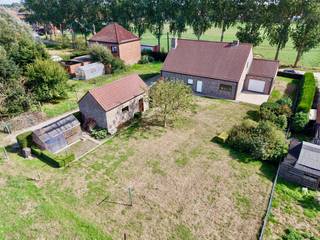 Op zoek naar een instapklare woning waar ruimte, rust en een prachtige landelijke omgeving centraal staan? Dan is deze uiterst goed onderhouden open bebouwing in Sleidinge zeker het ontdekken waard.<br /><br />De woning geniet van een topligging in een zeer landelijke en rustige omgeving, gelegen in een verkeersarme straat waar rust en privacy centraal staan. Tegelijk is er een vlotte verbinding richting het centrum, waardoor je hier geniet van een aangename landelijke woonomgeving zonder in te boeten aan bereikbaarheid.<br /><br />Een absolute troef is het uitzonderlijk ruime rechthoekig perceel van maar liefst 6.510 m². De eigendom omvat een perceel van 1.572 m² rond de woning, aangevuld met maar liefst 4.938 m² achterliggende grond. De aangename tuin biedt bovendien een prachtig en gegarandeerd vrij uitzicht over de omliggende landelijke omgeving.<br /><br />De woning werd doorheen de jaren uiterst zorgvuldig en met veel aandacht onderhouden. Alles verkeert in een nette en verzorgde staat, waardoor de woning zonder grote werken kan worden betrokken. Er is voorzien in dubbele beglazing met rolluiken, voldoende isolatie, onder meer dankzij de aanwezige porotonsteen, en een recente centrale verwarmingsketel op aardgas.<br /><br />Ook op energetisch en technisch vlak scoort de woning goed met een EPC van 243 kWh/m²/jaar – label C. De elektrische installatie is conform.<br /><br />Momenteel beschikt de woning over 3 mooie slaapkamers, naast een nette keuken, verzorgde badkamer en aangename leefruimtes. Via een vaste trap bereik je de tweede verdieping. Deze ruimte biedt nog heel wat mogelijkheden en kan eenvoudig verder ingericht worden met 2 extra slaapkamers. Er is dus potentieel om de woning uit te breiden tot maar liefst 5 slaapkamers, ideaal voor een groter gezin, thuiswerk of hobbyruimte.<br /><br />Ook buiten heeft deze eigendom heel wat te bieden. De ruime oprit zorgt voor voldoende parkeergelegenheid en er is zowel een inpandige garage als een extra ruime, afzonderlijke garage aanwezig. Daarnaast beschikt de woning over een regenwaterput van 10.000 liter, wat een mooie praktische en duurzame troef is.<br /><br />Deze woning combineert een uitzonderlijk groot perceel met een uiterst verzorgde en instapklare woning, gelegen op een rustige en verkeersarme locatie met een prachtig landelijk uitzicht. Dankzij de 3 huidige slaapkamers en de mogelijkheid om op de tweede verdieping eenvoudig nog 2 slaapkamers te creëren, biedt de woning bovendien heel wat ruimte en mogelijkheden voor de toekomst.<br /><br />Een ideale eigendom voor wie op zoek is naar ruimte, rust, privacy en een woning die doorheen de jaren met bijzonder veel zorg werd onderhouden.<br />Meer info of een bezoek? Bel WIJSvastgoed op +32 9 395 80 10 !