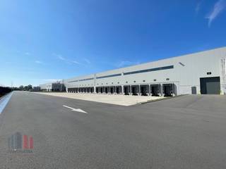 Nieuwbouw state of the art logistiek magazijn van 29.311 m² in combinatie met 1.282 m² instapklare kantoorruimte.<br /><br />De geklimatiseerde loods (BREEAM Excellent) heeft een vrije hoogte van 10,30 meter en is voorzien van 40 laadkades. Bijkomend heeft de vloer een draagkracht van 5T/m² en zijn de ruimtes uitgerust met een ESFR sprinkler systeem. Tevens is er snelle verbinding naar de COSCO terminal. Aan de voorzijde van de magazijnruimte bevindt zich een ingerichte kantoorruimte van 1.282 m².<br /><br />Ruime parkeer- en manoeuvreerruimte op de verharde, omheinde en bewaakte site die voorzien is van toegangscontrole. Tevens mogelijkheid tot huren van andere oppervlaktes. Fenomenaal gelegen in de haven van Zeebrugge, nabij de A11.<br /><br />Contacteer PANORAMA B2B voor bijkomende inlichtingen, plannen of een vrijblijvend plaatsbezoek 050 300 700.
