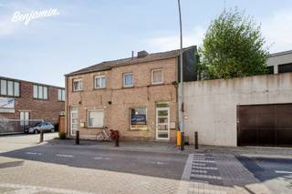 - Te renoveren woning in het centrum van Kuurne: Gen. Eisenhowerstraat 4- Leefruimte met aansluitende keuken en handige berging- Overdekte...