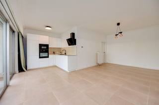 <p><span>Dit </span><span>gelijkvloerse appartement </span><span>is gelegen in de Schuurveldlaan in de </span><span>gegeerde Neerlandwijk in Wilrijk</span><span>. Op wandelafstand bevinden zich allerlei winkels, scholen, openbaar vervoer en het centrum van Wilrijk. De Neerlandwijk is een </span><span>rustige buurt met veel groen</span><span>. De bereikbaarheid van de A12 en E19 is hier subliem.</span></p><p><span> </span></p><p><span>Het appartement is gelegen op de gelijkvloerse verdieping, werd in 2026 opgefrist en heeft een oppervlakte van 85m² (cfr. EPC). Er zijn </span><span>2 slaapkamers</span><span> aanwezig alsook een </span><span>kelder</span><span>. De </span><span>garagebox </span><span>is bij aan te kopen voor 25.000 euro en is ideaal voor een wagen of andere spullen te stockeren. Tot slot is er vooraan en achteraan nog een </span><span>gemeenschappelijke tuin</span><span>.</span></p><p><span> </span></p><p><span>Indeling</span></p><p><span>- inkomhal</span></p><p><span>- aparte toilet</span></p><p><span>- lichtrijke woonkamer en eetkamer</span></p><p><span>- open geïnstalleerde keuken</span></p><p><span>- terras (3m²)</span></p><p><span>- slaapkamer 1 (14,5m²)</span></p><p><span>- slaapkamer 2 (9m²)</span></p><p><span>- kamer (zonder raam); ideaal als dressing of berging</span></p><p><span>- badkamer met douche, dubbele lavabo en aansluiting voor wasmachine/droogkast</span></p><p><span>- garagebox (met elektriciteit) kan bij aangekocht worden voor 25.000 euro</span></p><p><span> </span></p><p><span>Algemeen gebouw</span></p><p><span>- gemeenschappelijke voortuin en achtertuin</span></p><p><span>- geen lift</span></p><p><span>- dakisolatie</span></p><p><span>- individuele CV op gas (2021)</span></p><p><span>- maandelijkse lasten 84 euro (inclusief privatief waterverbruik)</span></p><p><span> </span></p><p><span>Troeven</span></p><p><span>- centrale locatie</span></p><p><span>- rolluiken</span></p><p><span>- conforme elektriciteit</span></p><p><span>- opgefrist in 2026</span></p><p><span> </span></p><p><span>Ben jij geïnteresseerd in dit gelijkvloerse appartement te koop in Wilrijk, ben je op zoek naar ander vastgoed, een investering of wens je de waarde van jouw eigendom te kennen? Dan ben je bij BOLT immo aan het juiste adres! Wij helpen jou graag verder.</span><span> </span></p><p><span> </span></p>