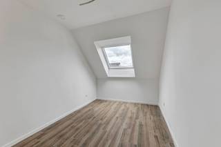 <p>Topo-Immo biedt u deze <strong>nieuwbouw 3-gevel woning</strong> aan, gelegen op <strong>een perceel van 3a68ca.</strong></p><p></p><p>De indeling is als volgt:</p><p>Het gelijkvloers omvat <strong>een inkomhal</strong> voorzien van <strong>vestiaire</strong> en een <strong>dubbele garage.</strong></p><p>Op de eerste verdieping vinden we<strong> de woonkamer met open geïnstalleerde keuken</strong> met <strong>zicht op het terras</strong> en <strong>de zuidgerichte tuin.</strong> Verder vinden we op deze étage nog <strong>een bergruimte en een toilet</strong>. Verdieping 2 omvat <strong>3 slaapkamers</strong>, <strong>een moderne badkamer</strong> en <strong>opnieuw een apart toilet</strong>.</p><p>Bovendien beschikt de woning over <strong>een inrichtbare zolder van 24 m²</strong>.</p><p><strong>Zeer goed en centraal gelegen</strong>: Nabij Ninove, Lennik, Ternat... Winkels, scholen, openbaar vervoer in de onmiddellijke omgeving. <br /><strong>Oprit - Ventilatiesysteem type D - zonnepanelen - vloerverwarming - regenwaterput</strong><br /><strong>EPB A - in opmaak</strong></p><p><strong>Verkoop onder btw-stelsel: 21% btw op de constructie en 12% registratierechten op de grond. Stedenbouwkundige inlichtingen en maatregelenregister in aanvraag. </strong></p>