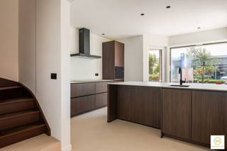 <p><span>Deze karaktervolle woning (daterend uit de jaren 30) met aangename & zonnige tuin werd met smaak en kwaliteitsvolle materialen van kop tot teen volledig gerenoveerd . Bij het binnenkomen komen we in een uiterst lichte woonruimte terecht met doorgang naar de tuin. Vooraan treffen we een volledig ingerichte keuken. Op de 1 ste verdieping zijn er 2 ruime slaapkamers met een eerste badkamer en de 2de verdieping is eveneens fraai afgewerkt met een 3de badkamer en een extra doucheruimte. Ideale gezinswoning met een prima EPC (B) op een prima ligging op de grens Kapellen/Brasschaat. Onmiddellijk beschikbaar & 100% instapklaar!</span></p><p><span> </span></p><p><span>* dak werd eveneens volledig vernieuwd!</span></p><p><span>* gunstige EPC-score!</span></p>