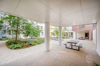 Deze penthouse is werkelijk een unieke kans. TOPGELEGEN mooi recent lichtrijk appartement met 2 terrassen en zicht op het Handelsdok. INDELING: inkom, apart toilet, berging, gezellige grote lichtrijke leefruimte met zicht op het Handelsdok, open geïnstalleerde keuken, 2 grote terrassen, 2 grote slaapkamers, badkamer (ligbad) en een douchekamer met lavabo.Ondergrondse kelder. TROEVEN: recente bouw, kwalitatieve afwerking, en dit op een TOPLOCATIE, cv aardgas, dubbele beglazing, GOED EPC. Mogelijkheid bijkopen ondergrondse garage (€35.000)Bezoek na afspraak met Immo Beguin: tessa@immobeguin.beDit zoekertje omvat enkele AI-gegenereerde visualisaties.