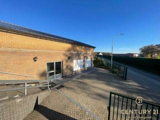 <p><strong>Praktisch en veelzijdig magazijn te huur op een uitstekend bereikbare locatie</strong></p>
<p>Op een makkelijk te bereiken hoekperceel bevindt zich deze functionele en goed onderhouden magazijnruimte. Het magazijn ligt op een volledig afgesloten terrein en is bovendien verwarmd, wat het hele jaar door een comfortabele en veilige opslagomgeving garandeert. Dankzij de naastgelegen woonst is er permanent toezicht, een mooie meerwaarde voor iedereen die waardevolle goederen wil stockeren.</p>
<p>De gelijkvloerse ruimte van <strong>ca. 140 m²</strong> is langs twee zijden toegankelijk, wat laden en lossen bijzonder efficiënt maakt. Het betreft een ruime, open verdieping waar momenteel nog winkelstellingen aanwezig zijn. Daarnaast is er op deze verdieping <strong>een toilet</strong> voorzien, wat de dagelijkse werking extra praktisch maakt.</p>
<p>Via een vaste trap bereikt u de bovenverdieping van <strong>ongeveer 120 m²</strong>, die ook langs de zijgevel toegankelijk is. Deze extra verdieping biedt tal van mogelijkheden, van bijkomende opslag tot een praktische werk- of stockageruimte.</p>
<p>Bent u op zoek naar een veilige, goed gelegen en instapklare magazijnruimte met tal van troeven? Dan is dit de ideale plek voor uw onderneming of opslagbehoeften.</p>