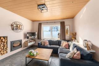 <p><span>Ligging<br /></span><span>In de Sint-Gerolfstraat woon je in een fijn hoekje van Drongen. <br />Een rustige, groene straat in een buurt waar gezinnen graag wonen: scholen, bakker en winkels om de hoek, de Leie en de velden op wandelafstand. <br />Je fietst in een kwartier naar het centrum van Gent en staat via de op- en afrit van de E40 in enkele minuten op de autosnelweg richting Brussel of de kust.<br /><br /></span><span>Instapklare woning met 3 slaapkamers, thuiskantoor en genietplek buiten<br /></span><span>Deze halfopen woning werd in 2010 gerenoveerd en sindsdien met zorg verder afgewerkt. <br />Je stapt binnen in de inkomhal en komt via een glazen deur in de gezellige leefruimte. <br />Vooraan de zithoek met houtcassette, achteraan de eetplaats en open keuken aan een groot schuifraam (2024) dat je zo de tuin in leidt.<br />De vroegere garage werd slim omgebouwd tot een volwaardig thuiskantoor met eigen toegang, ook ideaal als praktijkruimte of extra leefruimte.<br />Deze kan uiteraard opnieuw omgebouwd worden tot garage.<br />Op de verdieping liggen drie slaapkamers, waarvan de master het comfort heeft van een dressing. <br />De badkamer is ruim opgevat en heeft een walk-indouche, ligbad, dubbele wastafel en toilet. <br />Via een vaste trap bereik je de geïsoleerde zolder met heel wat bergruimte.<br />Buiten, geniet je achteraan van een gezellig aangelegd terras met doorsteek naar de carport, volledig omheind en zonder inkijk.<br />Vooraan is er een zonnige voortuin, ruime oprit met plaats voor meerdere wagens en een laadpaal.<br /><br /></span><span>Extra<br /></span><span>/ 13 zonnepanelen, zonneboiler en laadpaal<br />/ EPC B<br />/ elektriciteit conform<br /><br /></span><span>Troeven<br /></span><span>/ instapklaar, enkel de keuken vraagt nog aandacht<br />/ verrassend ruim wonen<br />/ gegeerde, rustige ligging<br /><br /></span></p>