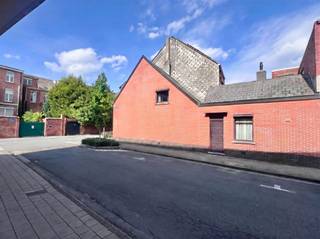 <p>Cette maison d'angle est située à proximité du centre-ville et bénéficie d'un accès facile.</p><p>Au rez-de-chaussée se trouve un salon avec coin repas, qui communique avec une cuisine séparée entièrement équipée. Il y a également une salle de bains équipée d'une douche et d'un lavabo, ainsi que des toilettes séparées. À l'avant du bâtiment se trouve une pièce meublée comme une chambre à coucher, mais qui peut également servir de salle de séjour supplémentaire. À l'arrière de la maison se trouve une cour de ville, qui offre un espace extérieur pratique avec un entretien limité.<br />L'étage supérieur comprend deux grandes chambres, qui conviennent comme chambre principale et chambre d'enfant, chambre d'amis ou espace de bureau. La propriété a une base solide, mais offre des possibilités de modernisation selon vos propres goûts et besoins. Chauffage central au gaz récent.<br />En raison de son emplacement central, de son agencement pratique et de son potentiel d'investissement, cette propriété est particulièrement intéressante pour les débutants, les chercheurs de rénovation ou les investisseurs.<br />Elle est actuellement bien louée.</p><p>Label EPC D et donc pas d'obligation de rénovation !</p><p>Info light : Vg, Pg, Gmo, Gvkr, vv P-score : A, G-score : A Ceci n'est pas une offre, toutes les informations sont sous réserve d'erreurs ou de changements. Les surfaces sont indicatives.</p>