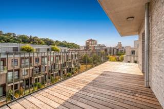 <p><span>Situé dans le prestigieux quartier réaménagé de DijleDelta, au bord du verdoyant Sluispark et à quelques pas seulement du centre historique de Louvain, nous avons le plaisir de vous proposer ce penthouse exclusif. Grâce à son excellente accessibilité et à sa liaison fluide avec les principaux axes routiers, vous profiterez ici d’une combinaison unique de calme, de verdure et de dynamisme urbain.<br /><br />Ce penthouse économe en énergie se trouve au troisième étage de l'élégante résidence Fiere Margriet. Il a été réalisé en 2025 par le promoteur immobilier de renom Virix et conçu par le cabinet d'architectes Robbrecht &amp; Daem. <br /><br />D'une surface habitable de 122 m², cet appartement dispose d'un vaste hall d'entrée avec vestiaire, d'un débarras pratique, de toilettes pour invités, d'un espace de vie lumineux avec une cuisine ouverte entièrement équipée, d'un couloir, d'un dressing, de deux chambres à part entière ainsi que de deux salles de bains. Les finitions haut de gamme, les parquets et le chauffage au sol confèrent à l’ensemble un cachet intemporel et luxueux.<br /><br />Le véritable atout de ce penthouse unique est sans aucun doute son impressionnante terrasse panoramique de pas moins de 113 m². Grâce aux baies vitrées allant du sol au plafond, pratiquement chaque pièce communique directement avec la terrasse, où vous pourrez profiter toute la journée du soleil, du calme et d’une vue magnifique sur Louvain. De plus, la terrasse dispose d’un abri de jardin pratique.<br /><br />Par ailleurs, un local à vélos est inclus et il est possible d’acheter une ou plusieurs places de parking.<br /><br />En bref, une véritable opportunité pour ceux qui souhaitent vivre dans un logement économe en énergie, spacieux, intemporel et luxueux, situé dans un emplacement de choix à Louvain. Cela vous intéresse ? N’hésitez pas à venir jeter un coup d’œil, vous êtes les bienvenus ! <br /><br />Vente soumise au régime de la TVA. Le taux réduit de TVA de 6 % est applicable, sous réserve du respect des conditions en vigueur.</span></p><p><span> </span></p>