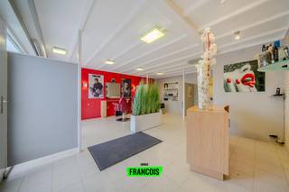 In een rustige woonwijk, op wandelafstand van het centrum van Diksmuide, bevindt zich deze perfecte handelsruimte met uitweg achteraan. Dankzij de centrale ligging heb je alle voorzieningen binnen handbereik: lokale handelaars, supermarkten, horecazaken en openbaar vervoer zijn eenvoudig te voet bereikbaar (school recht tegenover). Meer dan 40 jaar is hier een succesvolle kapperssalon uitgebaat geweest, tal van mogelijkheden zijn hier aanwezig om je beroepsactiviteit tot een succes te maken (kapsalon, pedicure, nagelstudio, vrij beroep...).<br /><br />Wijziging van de basisakte is in aanvraag, alsook onder opschortende voorwaarde bestemmingswijziging Stad Diksmuide.<br /><br />