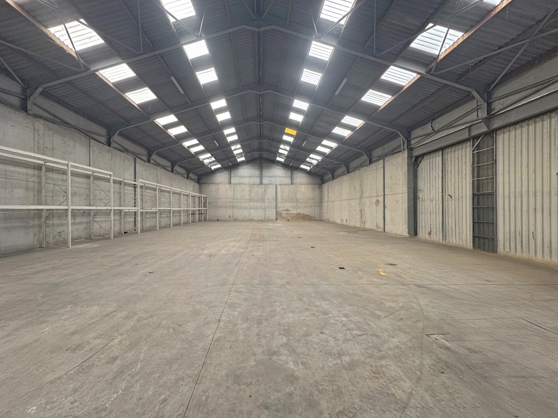 Te huur: Ruim magazijn van 722 m² in Waarschoot – Toplocatie met vlotte bereikbaarheid - photo 2