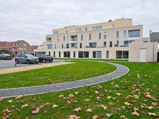 <span><strong>6% BTW mogelijk zowel eigen bewoning als investering! </strong></span><br /><br />Residentie Margaux te Ingelmunster is een eigentijds, betaalbaar en luxueus project!<br />Het project biedt plaats aan 21 BEN-appartementen (Bijna Energieneutraal), met de toepassing van warmtepompen en zonnepanelen is de toekomst hier dan ook verzekerd. Bovendien werd er ook gedacht aan de nieuwe technologie door de toepassing van basis domotica, slimme brievenbussen en voorzieningen voor laadpalen. Kortom is het project klaar voor de toekomst!<br /><br />Het appartement bestaat uit:<br />+ eigen inkom<br />+ ruime inkomhal<br />+ 2 slaapkamers<br />+ 2 dressings<br />+ 2 badkamers<br />+ 2 bergingen<br />+ toilet<br />+ zeer ruime woonkamer/leefruimte met open keuken<br />+ uitgestrekt terras<br />+ aangename tuin<br /><br />Bewoonbare oppervlaktes van 64 tot 153m², gemeenschappelijke tuin van 480m²!<br />Het gehele domein is privatief en wordt ook afgesloten.<br /><br />Kortom heeft het project heel wat troeven in petto en is dan ook zeker en vast het bezoeken waard!<br /><span><strong>6% BTW van toepassing!<br /><br /></strong>* de gebruikte interieur foto's zijn renders<br /><strong>* Gratis Luxe Petanqueset om te gebruiken in de binnentuin</strong></span>