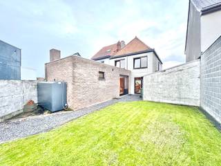 Halfopen woning, links aangebouwd via de garage, gelegen te Zulte, op de grens met Waregem, Sint-Eloois-Vijve; Woning die stapsgewijs wat...