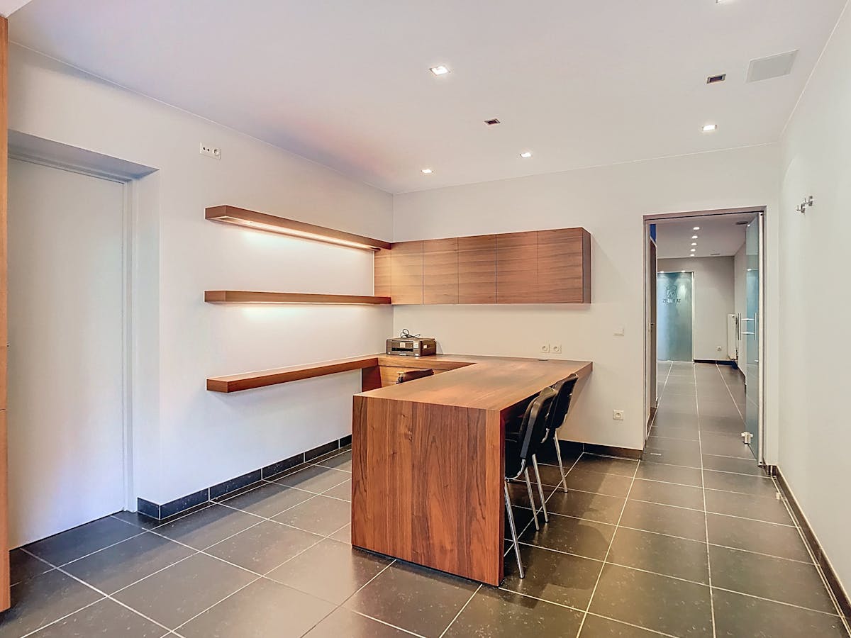 Commerce/office space (157m²) for sale in the Rijselstraat in Ypres - photo 1