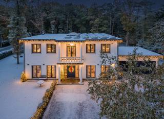 Stap binnen in een wereld van rust en ruimte. Deze unieke villa, gelegen in een groene en residentiële wijk van Schoten.Bij het betreden van de...