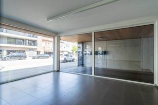 Deze instapklare handelsruimte van <strong>145</strong><strong> </strong><strong>m²</strong> is centraal gelegen in Deinze en biedt een <strong>uitstekende zichtbaarheid. </strong><br />Ideaal voor <strong>kantooractiviteiten</strong>, <strong>vrije beroepen</strong> of <strong>andere professionele doeleinden</strong>.<br /><span><span><span><span><span>De indeling bestaat uit een <strong>open kantoorruimte</strong>, een <strong>ruime vergaderzaal</strong>, een <strong>praktische kitchenette</strong> en <strong>net sanitair</strong>. De ruimte is flexibel in te richten <strong>naargelang jouw behoeften</strong>. <br /><br /><strong>Achteraan het gebouw</strong> bevinden zich <strong>2 tot 4 private parkeerplaatsen</strong>, een grote troef in het centrum.<br />De volledige ruimte is verwarmd via <strong>centrale</strong> <strong>verwarming</strong>. </span></span></span></span></span><br />Bij de handelsruimtes horen nog <strong>2 ondergrondse bergruimtes</strong>. <br /><br /><strong>Gunstige ligging</strong>, <strong>goede bereikbaarheid</strong> en de <strong>moderne inrichting</strong>, kortom is dit een <strong>uitstekende opportuniteit</strong> voor wie op zoek is naar een professionele werkplek in Deinze.<br /><br />Contacteer Matthis op 0477 804 350 - matthis@dekeyser.immo of Leopold op 0499 618 354 - leopold@dekeyser.immo