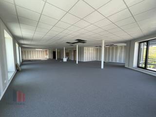 Kwalitatief en lichtrijk kantoor van 440 m² met 137 m² opslagruimte te huur op een uitstekende locatie nabij de R0 in Wemmel.Deze instapklare...