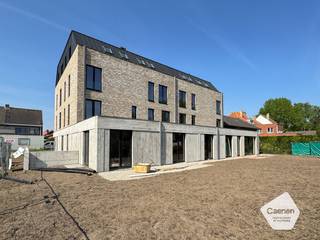 <p>Bent u op zoek naar een energiezuinig nieuwbouwappartement met een privatieve tuin? Dan is appartement 00.03, gelegen in een <strong>kleinschalige Residentie Martens </strong>te Lombardsijde (Middelkerke) een uitstekende keuze. <strong>Het totale perceel heeft een grootte van 273 m²</strong> waarvan ca. <strong>100 m² bewoonbare oppervlakte</strong>, een ruim terras en een <strong>zonnige tuin</strong> combineert dit appartement het comfort van een woning met de voordelen van een appartement;<br />De indeling omvat een lichtrijke leefruimte met open keuken, <strong>2 zeer ruime slaapkamers</strong>, een badkamer voorzien van douche en dubbel lavabo meubel, apart toilet en een praktische berging. Dankzij de grote raampartijen geniet u van een aangename verbinding tussen binnen en buiten;<br />Een absolute troef is het innovatieve PICHLER PKOM4-systeem <strong>(dubbele warmtepomp)</strong>, dat <strong>ventilatie, verwarming, koeling en sanitair warm water</strong> combineert in één energiezuinige installatie. Zo geniet u het hele jaar door van een gezond binnenklimaat, een laag energieverbruik en optimaal wooncomfort;<br />Optioneel worden <strong>ruime garageboxen </strong>te koop aangeboden + kelderbergingen gelegen op verdieping -1 van de residentie;<br /><br />De <strong>oplevering is voorzien eind 2026</strong>, waardoor u vandaag nog de afwerking volledig naar eigen smaak kunt kiezen (vloeren, keuken, badkamer, binnendeuren en meer).</p>
<ul>
<li>Gelijkvloers appartement met privatieve tuin en ruim terras;</li>
<li>Ca. 100 m² bewoonbare oppervlakte;</li>
<li>totale opp perceel: 273 m²</li>
<li>2 slaapkamers;</li>
<li>Ruime, lichtrijke leefruimte met open en volledig ingerichte keuken;</li>
<li>Energiezuinig PICHLER PKOM4-systeem;</li>
<li>Hoogwaardige nieuwbouwafwerking;</li>
<li>Afwerking nog volledig naar eigen keuze;</li>
</ul>
<p>Bij interesse zeker contact opnemen voor een vrijblijvend gesprek op kantoor en/of een plaatsbezoek met de bouwheer;<br /><br /> </p>