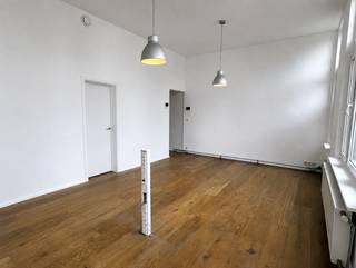 <p>Bureau moderne d’environ 49 m² (selon le certificat PEB), situé au premier étage d’un immeuble soigné avec ascenseur, bénéficiant d’un excellent emplacement à proximité du Zuidpark.</p>
<p>Le bureau se compose d’un espace de travail ouvert, d’une pièce séparée pouvant idéalement servir de bureau privatif ou de salle de réunion, ainsi que d’un espace sanitaire moderne avec douche, toilettes et lavabo. L’espace bénéficie d’une belle luminosité naturelle grâce aux grandes fenêtres et dispose d’un élégant parquet apportant une atmosphère chaleureuse.</p>
<p>Situation centrale avec un accès facile et une vue sur le “MUKHA”. Idéal pour ceux qui recherchent un espace de travail compact, élégant et fonctionnel à Anvers.</p>
<p>Charges communes : 100 € par mois.<br />Toutes les consommations (gaz, électricité et eau) sont à souscrire individuellement par le locataire.</p>
<p>Disponible immédiatement.</p>