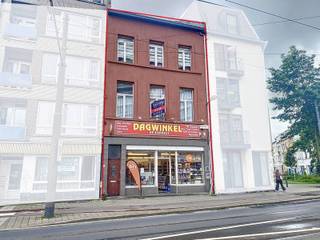 AANKOOP AAN 2% MOGELIJK<br />Op een boogscheut van het centrum van Antwerpen, hippe winkels, uitvalswegen & parken zoals Het Hof Van Leysen.️<br />De laatste veranderingen in de woning dateren van 2020 waarbij de ramen en stookolietank aangepakt werden. ️<br />De woning en de handelszaak hebben elk een eigen ingang en aparte meters voor elektriciteit en gas.<br />Gelijkvloers (103m²): Beschikt over een winkelruimte die momenteel wordt gebruikt als dag/nachtwinkel, een grote opslagruimte achterin en aansluitingen voor sanitaire voorzieningen. Verhuurrendement van 4% netto.<br />Eerste Verdieping: Twee slaapkamers (ca 21m² en 12m²) en een op te frissen badkamer.<br />Tweede Verdieping: Ingericht met een salon, eetkamer en een volledig uitgeruste keuken, allen voorzien van laminaatvloeren.<br />Derde Verdieping: Twee slaapkamers (ca 11m² en 8m²) en een grote hobbykamer (ca 44m²) met mezzanine, die veel mogelijkheden biedt. <br />Elke verdieping heeft hoge plafonds en profiteert van veel natuurlijke lichtinval. Daarnaast is de woning volledig onderkelderd.<br />De woning werd 40+ jaar gebruikt door de huidige eigenaar als gezinswoning, maar biedt ook uitstekende mogelijkheden voor een co-housing project. Met de juiste renovaties kan dit pand worden omgevormd tot een perfecte gedeelde woonruimte.<br />Huidige vraagprijs 555 000 euro.<br />P-score: C. G-score: C.