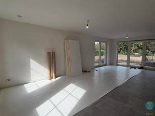 <p><span><strong><br />Nieuwbouwwoning met 4 slaapkamers en ruime tuin.</strong></span><br /><br />Ontdek deze prachtige energiezuinige nieuwbouwwoning, gelegen op een ruim perceel van 715 m², op een rustige ligging nabij het centrum van Retie.</p>
<p>We betreden de woning via de inkomhal, die toegang biedt tot de lichtrijke leefruimte, een apart gastentoilet en de trap naar de eerste verdieping. De leefruimte geniet dankzij de grote raampartijen van voldoende natuurlijk licht en sluit naadloos aan op de open keuken met eiland. Deze keuken is volledig uitgerust en biedt voldoende opbergruimte, met een mooi zicht op de ruime, oostgerichte tuin en het aangelegde terras.</p>
<p>Aansluitend aan de keuken bevinden zich zowel de berging met technische installaties als een aparte wasruimte voorzien voor wasmachine en droogkast.</p>
<p>Op de eerste verdieping komen we via de nachthal bij drie volwaardige slaapkamers en een ruime badkamer, uitgerust met een douche, ligbad, toilet en een badkamermeubel met dubbele wastafel.</p>
<p>Via een vaste trap bereiken we de zolderverdieping, waar zich een ruime master bedroom bevindt, evenals een grote polyvalente ruimte die perfect kan dienen als speelkamer, fitnessruimte of hobbyruimte.</p>
<p>De tuin zal nog volledig worden aangelegd en achteraan wordt een buitenberging met aansluitend een overdekt terras voorzien, ideaal om in alle seizoenen van het buitenleven te genieten.</p>
<p>Bovendien wordt de woning nog professioneel geschilderd, zodat u zonder zorgen meteen kunt verhuizen.</p>
<p>Deze woning combineert modern wooncomfort met energiezuinigheid, mede dankzij de aanwezigheid van 15 zonnepanelen.</p>
