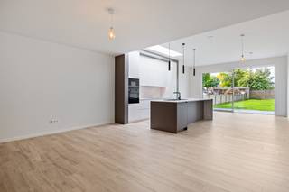 Koop aan 6% BTW* - Deze ruime, energiezuinige woning is gelegen in een doodlopende straat op wandelafstand van het centrum van Hoevenen. Winkels, scholen en openbaar vervoer bevinden zich allen in de nabije omgeving en ook de centra van Kapellen en Stabroek zijn slechts enkele kilometers van het pand verwijderd. De woning werd recent gebouwd in 2025, voldoet aan de huidige bouwnormen en kan genieten van een moderne uitstraling en een hoogwaardige afwerking. Zo werd het pand uitgerust met een ventilatiesysteem, is het voorzien van 7 zonnepanelen en profiteert het van een super gunstig EPC-label A. Binnenkomen doet u via een ruime, aparte inkomhal op een tijdloze tegelvloer. Vanuit de inkomhal loopt u door naar de woonkamer, dewelke samen met de eetkamer en de keuken één gigantische leefruimte vormt. Daglicht valt hier overvloedig binnen via een lichtkoepel en een groot schuifraam richting de tuin. Op de vloer ligt een mooie keramische tegel met parket-look, dewelke de ruimte een extra gezellige uitstraling geeft. De open keuken werd tevens voorzien van alle hedendaags comfort. Verder vindt u op het gelijkvloers nog een inpandige garage met automatische poort en een apart gastentoilet. De houten trap in de inkomhal leidt naar de 1e verdieping waar u de 1e erg grote slaapkamer, een apart toilet, een praktische berging/wasplaats en een luxueuze badkamer met ligbad, inloopdouche en dubbele wastafel met meubel kan terugvinden. Via een volwaardige trap bereikt u verder nog de 2e verdieping, waar zich nog eens 2 riante slaapkamers bevinden. Het perceel heeft een totale oppervlakte van 238m². De toffe, volledig omheinde tuin is erg netjes aangelegd met een terras en is west georiënteerd, waardoor u er de hele namiddag/avond heerlijk van het zonnetje kan profiteren. Uw wagen kan u makkelijk parkeren in de inpandige garage. <br />*Contacteer één van onze medewerkers voor meer info over de voorwaarden!