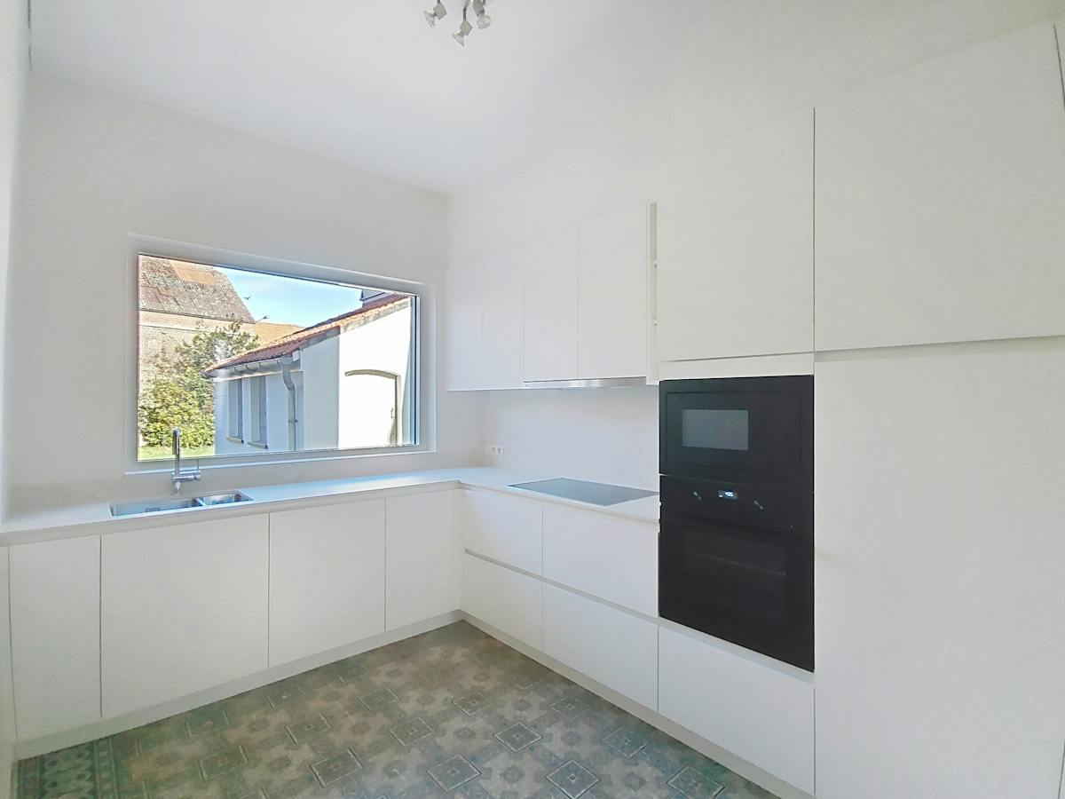 Maison spacieuse rénovée avec 3 chambres et jardin à Dikkebus - photo 5