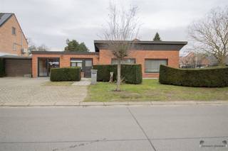 Maison de plain-pied avec min. 3 chambres à coucher et espace commercial sur 563 m² à Pulderbos. Cette maison de plain-pied étonnamment spacieuse...