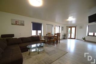 <p><span>"Appartement met ideale locatie en zicht op Poperinge."<br /><br />Dit interessante hoekappartement ligt op wandelafstand van diverse handel, de Grote Markt en het station. Het is dus de perfecte uitvalsbasis voor wie dicht bij alles wilt wonen. Het appartement is gelegen op de eerste verdieping en makkelijk te bereiken met lift of trap. </span></p><ul><li><span>Veel ruimte en lichtinval</span></li><li><span>Recente laminaatvloer</span></li><li><span>Recent opgefrist</span></li><li><span>Goed uitgeruste keuken (heteluchtoven, koelkast, ...)</span></li></ul><p><span> </span></p><p><span>Is dit appartement iets voor u? Contacteer ons dan om een virtueel bezoek te brengen.</span></p>