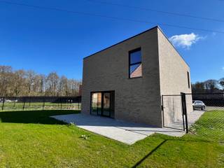 Nieuwe open bebouwing met 3 slaapkamers op een perceel van 4are 25ca in een rustig en groen gelegen verkaveling.<br />De woning is als volgt ingedeeld: Op het gelijkvloers is er een inkomhal met trap naar verdieping, toilet, berging, woonkamer met open keuken. Op de verdieping heb je de nachthal, 3 slaapkamers en badkamer. Naast de woning is een carport.