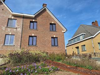 <p>In deze mooie halfopen woning in een rustige, doodlopende straat geniet je van ruimte, comfort en een aangename woonomgeving. De woning werd sinds 2022 gerenoveerd en biedt met haar 190 m² bewoonbare oppervlakte, 4 slaapkamers en 2 badkamers ruimte voor het hele gezin.</p><p>De vernieuwde keuken vormt samen met de leefruimte een plek waar je gezellig kunt samenkomen.</p><p>Er is heel wat praktische bergruimte op dit perceel van 6,5 are. De woning is volledig onderkelderd en biedt daarnaast opslagmogelijkheid op zolder en in de garage. Er is ook voldoende parkeergelegenheid op de oprit.</p><p>Ook buiten is het volop genieten. Vanuit de veranda bereik je de aangename tuin met terras, een fijne plek om te genieten van een zonnige ochtend, gezellig te tafelen of na een drukke dag helemaal tot rust te komen.</p><p>Op vlak van energie en comfort is de woning voorzien van heel wat troeven. Zo zijn er 18 zonnepanelen, een Wallbox, een warmtepompboiler, nieuwe ramen en deuren, automatische rolluiken en een regenwaterput van 10.000 liter. De woning beschikt over een EPC-label C en de elektriciteit is conform.</p><p>De ligging maakt het plaatje compleet. Je woont hier rustig en landelijk, in een doodlopende straat, terwijl de dagelijkse voorzieningen vlakbij zijn. Winkels, openbaar vervoer en een apotheek bevinden zich op wandelafstand, waardoor alles wat je nodig hebt binnen handbereik ligt.</p><p>Een ruime en instapklare woning met een gezellige tuin en terras, gelegen op een rustige plek en toch dichtbij alles. Kortom, een fijne thuis voor wie graag ruim en rustig woont, met alle comfort.</p><p>Dit is dit misschien wel de plek die je vanaf midden juli 2027 jouw thuis kan noemen. Om van goedkopere registratierechten te genieten (2% ipv 3%), kan de akte nog eind dit jaar ondertekend worden bij de notaris.</p><p>Wil je het huis komen bezoeken? Neem contact op via mail of gsm (geen immo).</p>