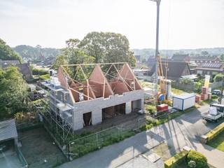 Wonen in het Poststraatje in Aalter biedt een rustige, gezellige sfeer in een groene omgeving. Deze woningen liggen net buiten het drukke centrum, maar toch dichtbij alle voorzieningen zoals winkels, scholen en openbaar vervoer.
Deze charmante, tijdloze woningen omvatten een inkomhal, ruime eetkamer met veel lichtinval, open keuken, een ruime zolder en 3 slaapkamers. Je kiest zelf de afwerkingsmaterialen voor keuken, badkamer, vloeren en binnendeuren. Zo kan je precies wonen zoals jij het zelf wilt.
Contacteer ons en ontdek alle mogelijkheden.