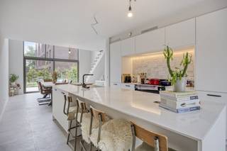 Zoek je een huis te koop dat modern en energiezuinig is? Dit trendy, instapklare pand in Oud-Rekem, Lanaken, is een unieke kans. Het 'Mooiste dorp...