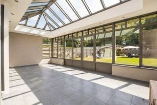 <p><span>De vermelde prijs is een richtprijs.</span></p><p><span>Ontdek jouw nieuwe thuis in het hart van Brasschaat! Deze instapklare en verrassend ruime (laagbouw)woning combineert comfort, licht en een slimme indeling ideaal voor gezinnen of wie droomt van gelijkvloers wonen met extra ruimte boven.</span></p><p><span>Bij het binnenkomen word je verwelkomd in een inkomhal die leidt naar een royale, lichtrijke leefruimte met aansluitende veranda (met airco!) dé plek om te ontspannen in elk seizoen. De open, volledig uitgeruste keuken biedt alles wat je nodig hebt om heerlijk te koken en te genieten.</span></p><p><span>Op het gelijkvloers vind je bovendien een badkamer met inloopdouche, ligbad en dubbele wastafel, een ruime garage met elektrische poort en wasvoorzieningen, én een multifunctionele kamer die perfect kan dienen als slaapkamer, dressing of bureau.</span></p><p><span>Boven wachten boven nog drie slaapkamers op jou, waaronder een royale master bedroom met airco en dressing, aangevuld met een praktische berging.</span></p><p><span>Ook buiten zit je goed: een verzorgde tuin met tuinhuis nodigt uit tot relaxen, terwijl de oprit vooraan zorgt voor extra parkeergemak.</span></p><p><span>Troeven:</span></p><ul><li><span>4 slaapkamers (waarvan 1 op het gelijkvloers)</span></li><li><span>Airco in leefruimte én master bedroom</span></li><li><span>Ruime leefruimte met veranda</span></li><li><span>Oprit en garage met elektrische poort</span></li><li><span>Instapklaar</span></li></ul><p><span>Mis deze kans niet! Ontdek deze veelzijdige woning en laat je verrassen. Contacteer ons snel voor jouw bezoekmoment.</span></p><p><span> </span></p><p><span>EXTRA: De vermelde prijs is een richtprijs. Deze methode geeft jou, als potentiële koper, de kans om op een transparante manier te bieden. Na ontvangst van deze biedingen zal de verkoper beslissen of hij/zij de eigendom verkoopt aan het hoogste bod, de richtprijs is aldus niet bindend voor de verkoper. </span></p>