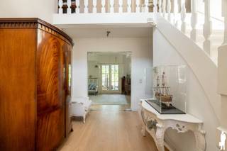 <p><strong>Karaktervolle villa met 3 slaapkamers en ruime tuin te Schilde<br /><br /></strong>Deze <strong>karaktervolle vrijstaande villa</strong> biedt verschillende leefruimtes, drie slaapkamers en een royale tuin met ruime veranda. Recent werden onder meer de <strong>keuken en cv-ketel vernieuwd</strong>, de ramen deels vervangen en de woning opgefrist. <strong>Centraal gelegen in Schilde</strong> en beschikbaar vanaf <strong>december 2026</strong>.<br /><br /><strong>Gelijkvloerse verdieping<br /></strong>een inkomhal<br />een <strong>ruime leefruimte</strong> met voormalige open haard, momenteel dichtgemaakt<br />een afzonderlijke zithoek die extra mogelijkheden biedt als lees- of ontspanningsruimte<br />een aparte <strong>bureau- /tv-ruimte<br /></strong>een <strong>ruime veranda</strong> met aangename verbinding naar terras en tuin<br />een recent <strong>vernieuwde keuken<br /></strong>een afzonderlijk toilet<br />een inpandige garage<br /><br /><strong>Eerste verdieping<br /></strong>een nachthal<br />een ruime <strong>hoofdslaapkamer met ingemaakte kast</strong> en rechtstreekse toegang tot de badkamer<br />twee bijkomende slaapkamers<br />een badkamer met <strong>ligbad, douche en dubbele lavabo<br /><br /></strong><strong>Tuin en buitenruimte<br /></strong>een <strong>ruim terras</strong> aansluitend op de woning<br />een royale tuin met veel buitenruimte en een groen karakter<br /><br /><strong>Bijzonderheden<br /></strong>nieuwe cv-ketel<br />verwarming op gas via radiatoren<br />ramen gedeeltelijk vernieuwd<br />recent opgeschilderd<br />inpandige garage<br />beschikbaar vanaf <strong>december 2026<br /><br /></strong>Een <strong>karaktervolle en ruime huurvilla</strong> met drie slaapkamers en een royale tuin, centraal gelegen in Schilde.</p>