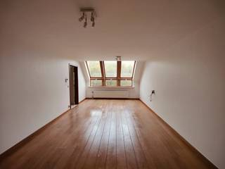 Gelegen in de Gouwelozestraat 47, aan de rand van het centrum van Oostende, bevindt zich dit dakappartement met een rustgevend uitzicht over het stadspark 'Maria Hendrikapark'. De ligging is ideaal voor wie een rustige woonomgeving zoekt met directe toegang tot de autosnelweg en het stadscentrum binnen handbereik. Woonoppervlakte: Een royale woonkamer van 24,8 m² die volop ruimte biedt voor ontspanning en gezelligheid. Keuken: De volledig geïnstalleerde keuken van 11,9 m² is voorzien van inbouwapparatuur, waaronder een koelkast, oven, elektrische kookplaat, dampkap en veel kastruimte.  Slaapkamers: Twee comfortabele slaapkamers van 15,5 m² en 7,8 m², ideaal voor een koppel, gezin of voor wie graag extra ruimte heeft.<br />Badkamer en sanitair: Een ruime badkamer met bad en douchegarnituur, een apart toilet en een handige aparte berging.<br />Extra voorzieningen: Het appartement is uitgerust met een nieuwe thermostaat en cv-ketel voor optimaal wooncomfort. Verwarming op gas, aansluiting voor TV en een videofoon voor extra veiligheid. Dit dakappartement biedt volop privacy, zonder bovenburen en met een prachtig uitzicht. Het gebouw beschikt over een lift en een fietsenstalling. De huurprijs bedraagt €795 per maand, met een voorschot van €80 voor de algemene delen. Alle nutsvoorzieningen zijn individueel. Beschikbaar vanaf 1/02. Voor meer informatie of een bezichtiging, neem gerust contact met ons op!