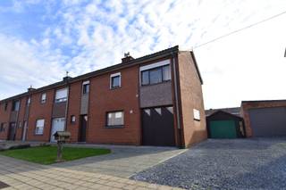 Deze verzorgde en instapklare woning is gelegen op een uiterst aangename locatie waar een rustige woonomgeving en een vlotte bereikbaarheid hand...