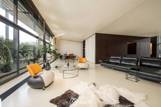 Vlakbij de Quartier Bleu en het centrum van Hasselt ligt deze mooie ruime loft met originele inrichting en afwerking.<br />Deze loft heeft een bewoonbare oppervlakte van 202 m2 met 2 grote terrassen van resp. 67 m2 en 32 m2.<br />De grote raampartijen aan de voor- en achterzijde zorgen voor een uitzonderlijke lichtinval.<br /><br />Gelegen op de eerste verdieping in de Residentie Blue Lofts. Deze loft is zeer rustig gelegen aan de zij- en achterkant van het gebouw met mooi zicht op groen.<br />De totale oppervlakte van de loft heeft tal van mogelijkheden naar indeling toe.<br /><br /><strong><u>Huidige indeling:</u></strong><br />- inkomhal<br />- apart toilet<br />- keuken<br />- grote leefruimte<br />- slaapkamer<br />- ensuite badkamer<br />- mogelijkheid voor tweede slaapkamer<br />- berging<br />- wasberging<br /><br /><u><strong>Troeven:</strong></u><br />- zeer rustig gelegen met zicht op groen<br />- wandelafstand van het centrum en de Quartier Bleu<br />- groot zonnig terras<br />- 4 meter plafondhoogte<br />- oppervlakte van 202 m2<br />- veel lichtinval<br />- grote glaspartijen<br />- terras van 67 m2<br />- terras van 32 m2<br /><br />Er is een dubbele afgesloten garage beschikbaar. Niet verplicht bij te kopen.<br />Benieuwd naar dit pareltje? Contacteer ons voor een bezoek ter plaatse - Optie M vastgoed I 011/23 11 01 I 0478 41 58 70 I carine@optie-m.be<br />SI: WG/VG/GVV/GMO/GVKR<br /><br /><br />