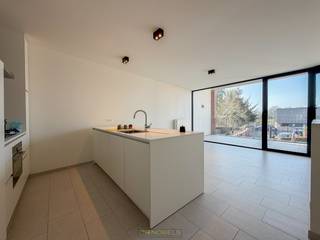 Achter de voorgevel van deze gerenoveerde stadswoning schuilt een bijzonder ruime en niet-alledaagse woonst. Bij het binnenkomen zal u meteen...