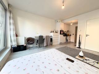 <p>Ideally located in Schaerbeek in the Josaphat district, close to the park, on the 1st floor of a recent building, we offer this superb 36m2 studio apartment. It offers a large, bright living room with an open-plan kitchen, bathroom, and separate toilet. Parking space (€120/month). PEB A. Common charges €160/month. Available from 1 January. This apartment will charm you with its great location and beautiful living room. A visit is a must!</p>