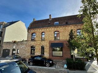 Ruim bovenhuis met 3 slaapkamers en groot terras in hartje Nieuwpoort-stad.<br /><br />Wonen midden in de levendige sfeer van Nieuwpoort? Ontdek dit ruime en veelzijdige bovenhuis, gelegen in Nieuwpoort-stad. Dankzij de centrale ligging bevinden winkels, horeca en dagelijkse voorzieningen zich letterlijk vlakbij.<br />De woning beschikt over 3 slaapkamers en biedt daardoor heel wat ruimte voor een gezin, als tweede verblijf of als comfortabele uitvalsbasis aan de kust.<br />Een absolute troef is het grote terras: een heerlijke plek om te genieten van de buitenlucht, gezellig samen te zitten of na een drukke dag in de stad helemaal tot rust te komen.<br />De combinatie van ruime kamers, 3 slaapkamers, een groot terras en een topligging in het centrum maakt dit bovenhuis bijzonder interessant voor wie comfortabel en centraal wil wonen in Nieuwpoort.<br /><br />De troeven op een rij:<br />- Gelegen in de winkelstraat van Nieuwpoort-stad<br />- 3 slaapkamers<br />- Groot terras<br />- Winkels en voorzieningen op wandelafstand<br />- Horeca en gezellig stadsleven vlakbij<br />- Ideaal als vaste woonst of tweede verblijf<br />- Ruime woning met mogelijkheid tot aankoop van de gelijkvloerse garage (meerprijs 50.000€)<br /> * Praktische kelderruimte<br /><br />Een ruime stadswoning met een uniek buitengevoel, midden in Nieuwpoort. Zeker een bezoek waard!