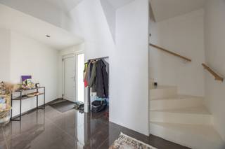 Deze instapklare woning wordt verkocht!<br /><br />- Gelijkvloers handelsruimte van +/- 55m² (met eigen sanitaire voorzieningen)<br />- Zeer ruime leefruimte van +/- 65m²<br />- 3 ruime slaapkamers<br /><br />De woning met een totale woonoppervlakte van ruim 284m² werd volledig gerenoveerd in de laatste jaren.<br />De EPC heeft een zeer lage B-score (momenteel 141), maar hier moeten nog 14 zonnepanelen aan toegevoegd worden. De stroom werd ook volledig conform gekeurd, wat zorgt dat het huis perfect instapklaar is. De aanwezige gasketels zijn vernieuwd in 2017 en de woning beschikt volledig over vloerverwarming.<br /><br />Vanuit de inkomhal is er toegang tot de praktijkruimte, tot het verdiep, het aparte toilet alsook de open leefruimte.<br />De praktijkruimte bestaat in totaal uit drie ruimtes, waarbij één ruimte voorzien is van sanitair (douche, lavabo en toilet), één ruimte kan dienen om behandelingen te doen/ als wachtkamer en één grote ruimte aanwezig is met de vroegere keuken. Hier kan een zelfstandige activiteit uitgevoerd worden als kapper, schoonheidsspecialiste... <br />Ook werd er parkeerplaats voorzien vooraan naast de woning voor het cliënteel.<br /><br />Achteraan bevindt zich de open leefruimte, met een volledig ingerichte keuken. De keuken is voorzien van een 5-pits gasvuur, koffie-apparaat, oven, microgolf, warmhoudlade en vaatwasser. Ook is er een eiland voorzien om aan te zitten en is er voldoende ruimte om een aangename zithoek en eethoek te creëren. Vervolgens is er aangrenzend een inkomhal achter met aparte berging. Bij de achterdeur is er ook mogelijkheid om te parkeren.<br /><br />Op verdiep vinden we vervolgens een volledig ingerichte badkamer. De badkamer is voorzien van een ruime inloopdouche, toilet, dubbel lavabo en heeft alle voorzieningen om een bad te plaatsen. Verder vinden we op dit verdiep nog twee ruime slaapkamers.<br /><br />Vervolgens is er een vaste trap naar de zolder, die volledig werd afgewerkt. Hier is nog een extra master bedroom, voorzien van eigen dressingmogelijkheden en een eigen badkamer. Hier vinden we opnieuw een douche, toilet en lavabo terug. <br /><br />Het perceel zelf is volledig omheind, beschikt zowel voor- als achteraan over parkeerplaatsen. De tuinverharding, overkapping en het tuinhuis zijn al netjes in orde gebracht. Er is zelfs al een voorziening gemaakt om een zwembad te plaatsen (zie renders).<br /><br />Ben jij op zoek naar een ruime woning (met eventueel eigen praktijk of zorgwoning)? Contacteer ons snel op 011 64 55 00 of info@vastgoedfransen.be.
