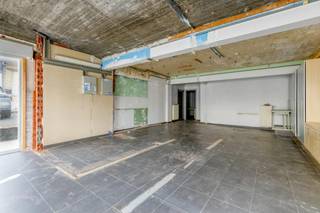Troeven & Indeling<br /><br />*Oppervlakte: Een royale en flexibel in te delen ruimte van 120 m².<br /><br />*Veelzijdige bestemming: Uitermate geschikt als representatief kantoor, praktijkruimte voor een vrij beroep (zoals een kinesist, arts, accountant of adviseur) of als stijlvolle boetiek.<br /><br />*Inrichting naar eigen smaak: De inrichting dient door de huurder te gebeuren. Dit biedt u de unieke kans om de ruimte volledig af te stemmen op uw eigen merkstijl en wensen. <br /><br />*Interessant extraatje: Ter compensatie van de inrichtingswerken kan eventueel een huurvrije periode overeengekomen worden!<br /><br />*Voorzieningen: Het pand is uitgerust met een praktische kitchenette en eigen sanitaire voorzieningen.<br />*Nutsvoorzieningen: Eigen, aparte tellers voor een transparant en individueel verbruik.<br /><br />Technische & contractuele details<br /><br />*EPC: Label E<br />*Huurwaarborg: 3 maanden huur<br />*Onroerende voorheffing: Ten laste van de huurder, doorgerekend op basis van het jaarlijkse aanslagbiljet.<br /><br />Interesse?<br /><br />Zie jij de mogelijkheden van dit ruime pand op toplocatie in Koksijde? Neem vandaag nog contact met ons op voor meer informatie of om uw bezoek in te plannen!<br /><br />Dit pand kan onderhevig zijn aan de renovatieverplichting die door de Vlaamse overheid wordt opgelegd voor niet-residentiële gebouwen. Consulteer voor meer informatie de website van het Vlaams Energie- en Klimaatagentschap via https://www.vlaanderen.be/bouwen-wonen-en-energie/niet-residentiele-gebouwen/verplichtingen-voor-niet-residentiele-gebouwen