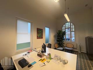 Karaktervol kantoor van 650 m² te huur in een voormalig stationsgebouw in Sint-Denijs-Westrem, vlak bij de Kortrijksesteenweg en de E40. Dankzij deze uitstekende ligging geniet het pand van een uitstekende bereikbaarheid, zowel met de wagen als met het openbaar vervoer.<br /><br />De karaktervolle kantoorruimte combineert authentieke elementen met een praktische indeling. Het gebouw beschikt over een aangename inkomhal, een ruime open space, 4 vergaderzalen of afzonderlijke burelen en 2 kitchenettes. De verschillende ruimtes bieden tal van mogelijkheden voor een flexibele inrichting. Een extra troef is de grote tuin, die zorgt voor een aangename buitenruimte. Bovendien zijn er voldoende parkeermogelijkheden voor de deur.<br /><br />Neem vandaag nog contact op met PANORAMA B2B GENT KANTOREN voor meer informatie of om een vrijblijvend plaatsbezoek in te plannen via het nummer 0477 44 39 30.