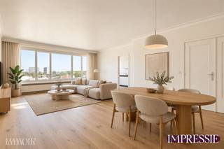 <p><span>Op de zevende verdieping van een appartementsgebouw met lift bevindt zich dit lichtrijke appartement met twee ruime slaapkamers en een prachtig panoramisch uitzicht over de stad Antwerpen. Een unieke kans voor wie op zoek is naar een renovatieproject en de mogelijkheid om een woning volledig naar eigen smaak en wensen in te richten.</span></p><h3><span>Lichtrijk wonen met een indrukwekkend uitzicht.</span></h3><p><span>Bij binnenkomst verwelkomt de inkomhal je met praktische ingebouwde vestiairekasten. Van hieruit krijg je toegang tot de ruime en lichtrijke leefruimte, waar grote raampartijen zorgen voor een aangename natuurlijke lichtinval. De absolute blikvanger? Het weidse, panoramische uitzicht over Antwerpen, dat elke dag opnieuw weet te charmeren.</span></p><p><span>Aansluitend bevindt zich de keuken, die tal van mogelijkheden biedt om een eigentijdse en functionele ruimte te creëren. Een aparte berging zorgt voor bijkomend opberggemak.</span></p><h3><span>Twee ruime slaapkamers en een gezellig terrasje.</span></h3><p><span>Het appartement beschikt over twee volwaardige, ruime slaapkamers, die flexibel kunnen worden ingericht naar eigen behoefte. Achteraan bevindt zich een klein terras, waar je even kan genieten van de buitenlucht.</span></p><p><span>Verder beschikt het appartement over een afzonderlijk toilet en een badkamer, die volledig naar eigen smaak kunnen worden vernieuwd.</span></p><h3><span>Een renovatieproject met toekomst.</span></h3><p><span>Hoewel het appartement een volledige renovatie vraagt, biedt het bijzonder veel potentieel. De aangename lichtinval, de praktische indeling en vooral het indrukwekkende uitzicht vormen de ideale basis om hier een hedendaagse thuis van te maken.</span></p><p><span>Tot slot is er nog een private kelderberging aanwezig, ideaal voor extra opslagruimte.</span></p><h3><span>Maak van dit potentieel jouw nieuwe thuis</span></h3><p><span>Ben jij op zoek naar een appartement dat je volledig naar jouw hand kan zetten, met een uitzicht dat nooit verveelt? Dan is dit renovatieproject absoluut een bezoek waard.</span></p><p><span> </span></p><p><span>*Renovatieverplichting:</span><span> Dit appartement is onderworpen aan de renovatieverplichting voor residentiële gebouwen. </span></p>