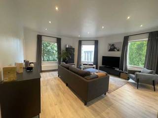 Prachtig appartement op toplocatie in het centrum<br /><br />Volledig vernieuwd appartement op een toplocatie in hartje Antwerpen.<br />Het beschikt over een ruime slaapkamer.<br />Een living met zeer veel lichtinval.<br />Een spiksplinternieuwe open keuken met alle moderne keukenapparatuur.<br />Een zeer ruime badkamer met inloopdouche.<br />Inbouwtoilet<br />Aparte opbergruimte met plaats voor wasmachine en droogkast<br />Zeer centraal gelegen .<br />Alle mogelijke winkels in de directe omgeving.<br />Openbaar vervoer naar alle windstreken voor de deur.<br />Het nieuwe park zuid om de hoek.<br />Wandelen over de vernieuwde kaaien op 100 m…<br /><br />Direct beschikbaar na akte.<br />De verkoop gebeurt rechtstreeks via de notaris<br /><br />IMMO GELIEVE ZICH TE ONTHOUDEN ! dank u.