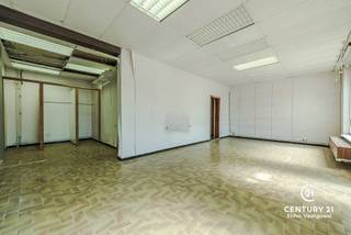 <p>Ruim handelshuis op toplocatie in hartje Oud-Turnhout!<br /><br />Deze commerciële ruimte biedt de unieke mogelijkheid om boven de zaak te wonen. Het pand is te renoveren, waardoor u het volledig naar eigen smaak en behoeften kunt inrichten.<br /><br />Met een magazijntje en garage is er al een mooie basis voor wonen en werken in het centrum van Oud-Turnhout. Voor wie meer ruimte zoekt, biedt het achtergelegen pand in de Pausenstraat een interessante uitbreiding, volledig aansluitend op dit eigendom.<br /><br />Veel mogelijkheden, volop potentieel – maak vandaag nog een afspraak en ontdek alles wat dit handelshuis te bieden heeft!</p>