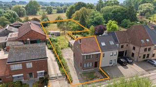 <u><strong>Renovatieproject met potentieel en achterliggend weiland in Sint-Gillis-Dendermonde</strong></u><br /><br />Op zoek naar een woning met karakter, ruimte en vooral heel wat mogelijkheden om uw eigen droomwoning te realiseren? Dan is dit renovatieproject in Sint-Gillis-Dendermonde zeker het ontdekken waard.<br />Deze halfopen bebouwing, voorzien van een betonnen welving, de ideale basis voor een grondige renovatie, is rustig gelegen en geniet tegelijkertijd van een verbinding met belangrijke uitvalswegen. <br /><br />Het zuidgeoriënteerde woongedeelte zorgt voor een aangename en zongerichte leefomgeving.<br /><br />Via de inkomhal kom je in de lichtrijke leefruimte met aansluitend keuken en een ruime berging.<br /><br />Op de eerste verdieping bevinden zich momenteel twee ruime slaapkamers en een badkamer met toilet. Via een vaste trap bereikt u de bovenverdieping, waar zich nog een derde slaapkamer bevindt. <br /><br />Een absolute extra troef is het achterliggende weiland voor liefhebbers van hobbytuinieren, het kweken van groenten en fruit of het houden van kleinvee. <br /><br />Kortom: een solide woning met een uitstekende basis, een zuidgerichte oriëntatie, drie slaapkamers en een bijzonder ruimtelijk potentieel. <br /><br />Wens je meer info of graag een bezoek ter plaatse? contacteer Peggy: 0478/37.00.82 of peggy@berno.be<br />
